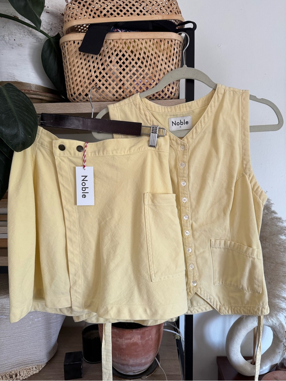 Noble vest and skort set medium - Picture 3 of 4